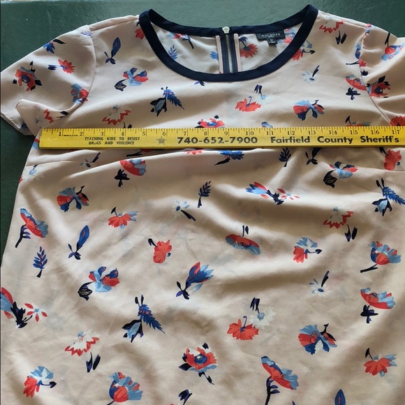 GUC Talbots floral blouse - size 8P - Picture 8 of 8